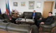 Цветан Симеонов разговаря с председателя на най-стария ЮНЕСКО клуб в България